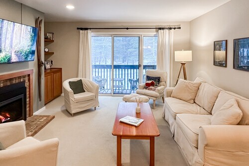 Top floor condo w/ balcony, gas fireplace, tennis, walking/biking trails, w/d