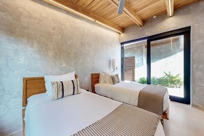 4 bedrooms, iron/ironing board, internet, bed sheets - Spacious waterfront villa with splash pool, beach access & private terrace (Placencia)