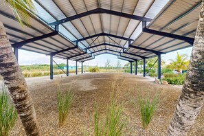 Property grounds - Spacious waterfront villa with splash pool, beach access & private terrace (Placencia)