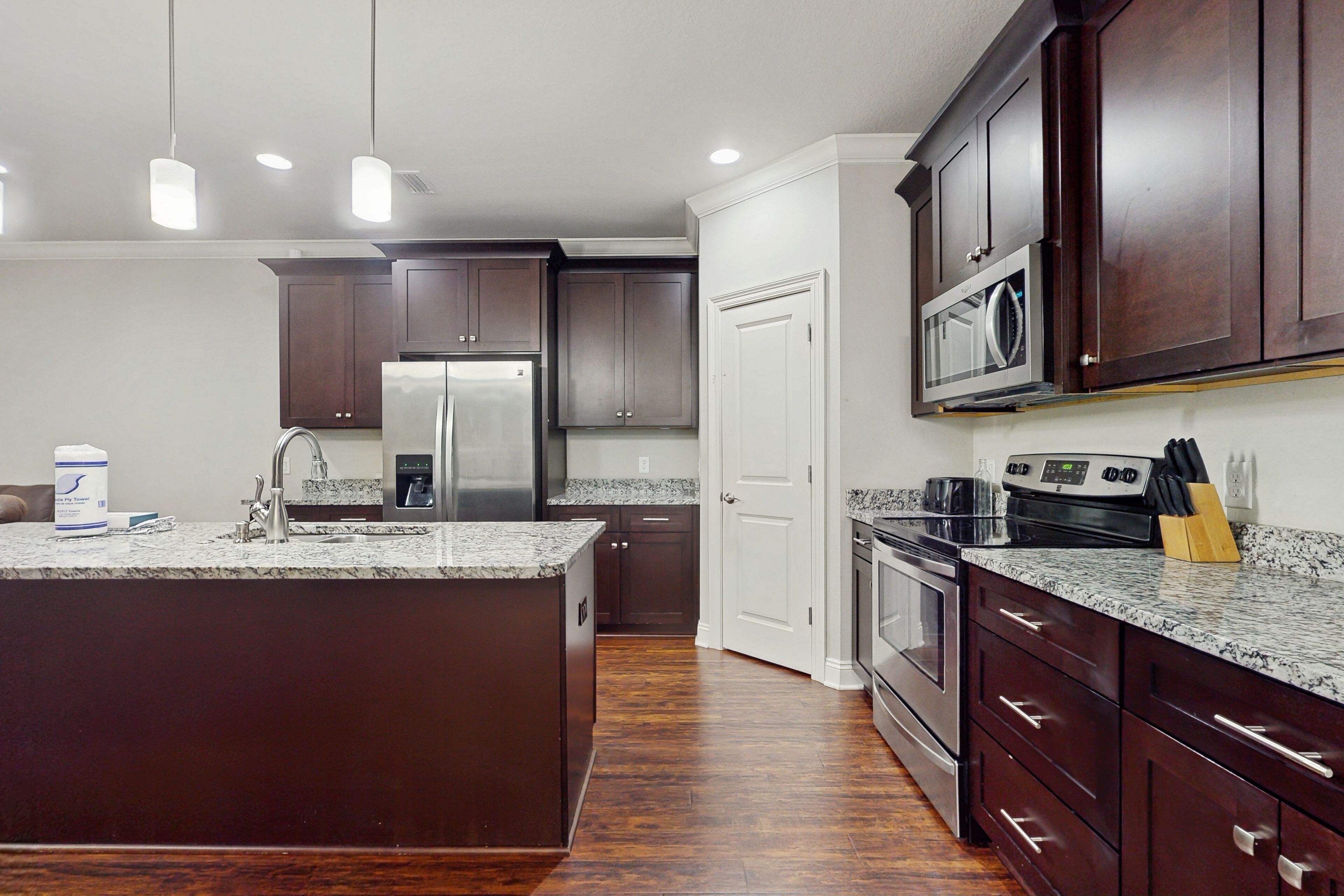 Een koelkast, een microgolfoven, een oven, een kookplaat