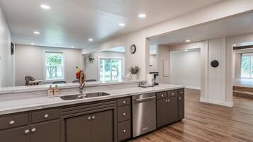 Geladeira, micro-ondas, fogĂŁo, cooktop