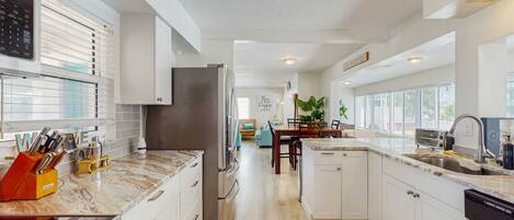 Réfrigérateur, four à micro-ondes, un four, surface de cuisson