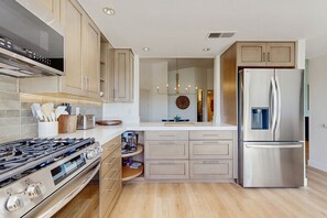 Fridge, microwave, oven, stovetop - Luxe Condo in PGA West w/grill, patio, shared pool & hot tub-close to Coachella (La Quinta)