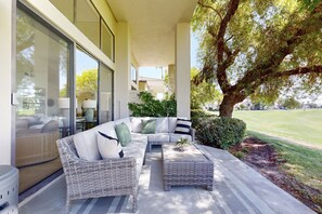 Terrace/patio - Luxe Condo in PGA West w/grill, patio, shared pool & hot tub-close to Coachella (La Quinta)