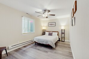 4 bedrooms, iron/ironing board, Internet, bed sheets