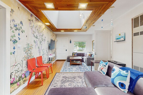 TV - Whimsical 1940s waterview gem with sweeping sea views, wildlife, & near town (Langley)