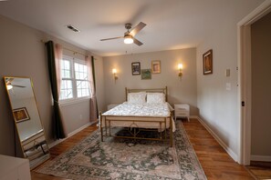 2 bedrooms, iron/ironing board, WiFi