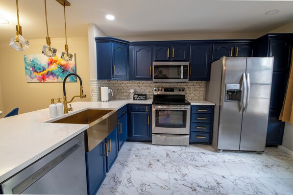 Microwave, oven, stovetop, dishwasher - Laid in Luxury•2BR•Garage •CLT• (Charlotte)