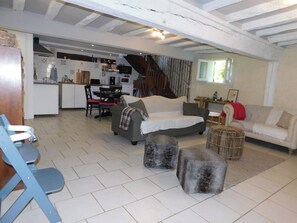 TV - Charming country house, close to the Orléans Canal cycle route (Chailly-en-Gâtinais)