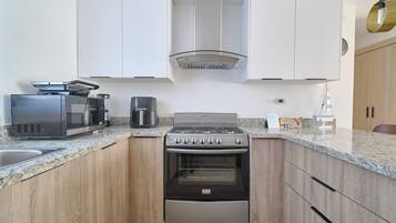 Refrigerador, microondas, horno y parrilla de estufa