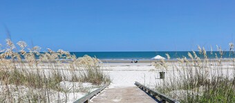 Gorgeous Sea Pines home- Private pool, beach gear, on beach path