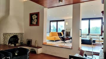 Smart TV, fireplace, video games, table tennis