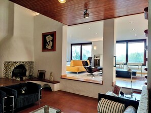 Smart-TV, Kamin, Videospiele, Tischtennisplatte