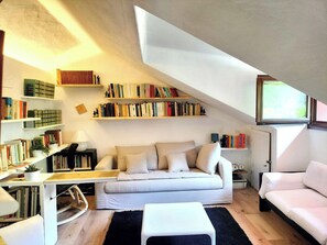 Smart-TV, Kamin, Videospiele, Tischtennisplatte