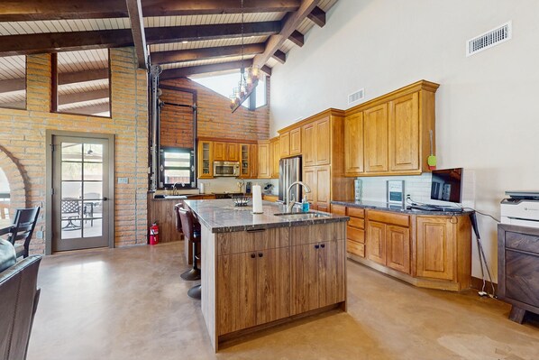 冷蔵庫、電子レンジ、オーブン、コンロ