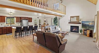 Cozy Cabin Retreat - 3BR-3BA + Firepit & Fireplace