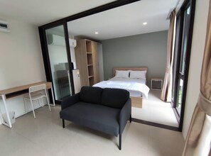 Standaard appartement, 1 queensize bed, balkon | Een bureau, een strijkplank/strijkijzer, gratis wifi