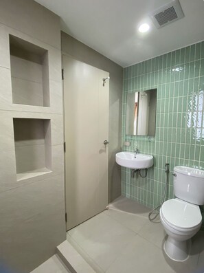 Appartement Standard, 1 grand lit, balcon | Salle de bain | Douche, articles de toilette gratuits, sèche-cheveux