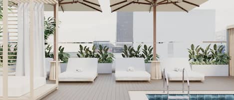 Een buitenzwembad, parasols voor strand/zwembad