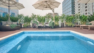 Outdoor pool, pool umbrellas, sun loungers