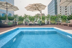 Outdoor pool, pool umbrellas, sun loungers