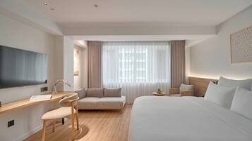 Signature Room, Window, City View | Premium bedding, free minibar, in-room safe, desk
