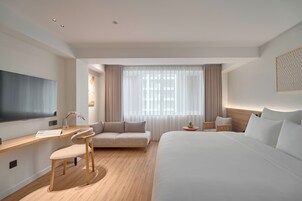 Signature Room, Window, City View | Premium bedding, free minibar, in-room safe, desk