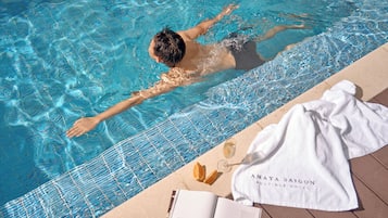 Ulkouima-allas, aurinkovarjoja, aurinkotuoleja