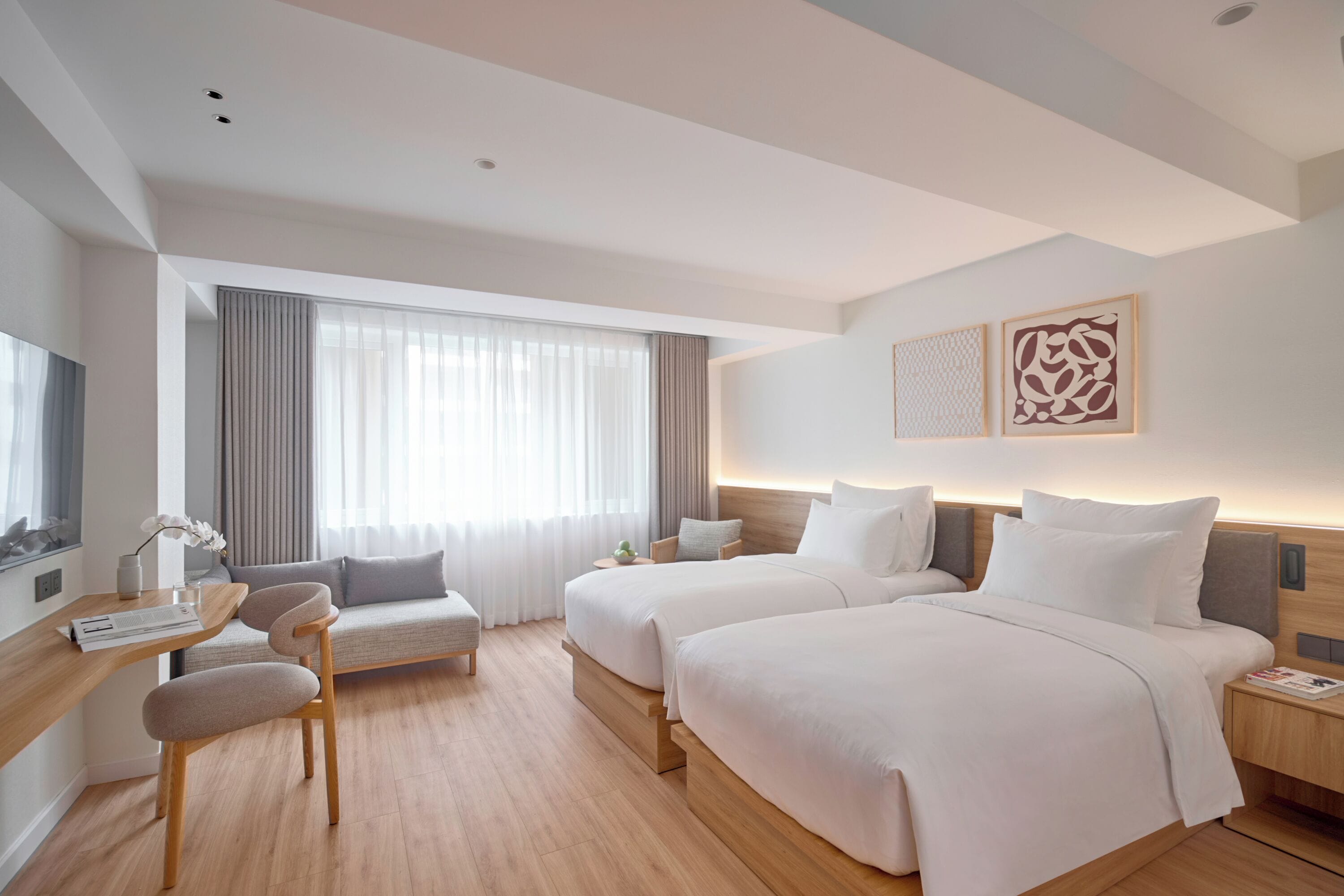 Signature Room, Window, City View | Premium bedding, free minibar, in-room safe, desk