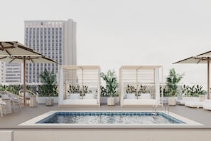 Piscina externa, guarda-sóis, espreguiçadeiras