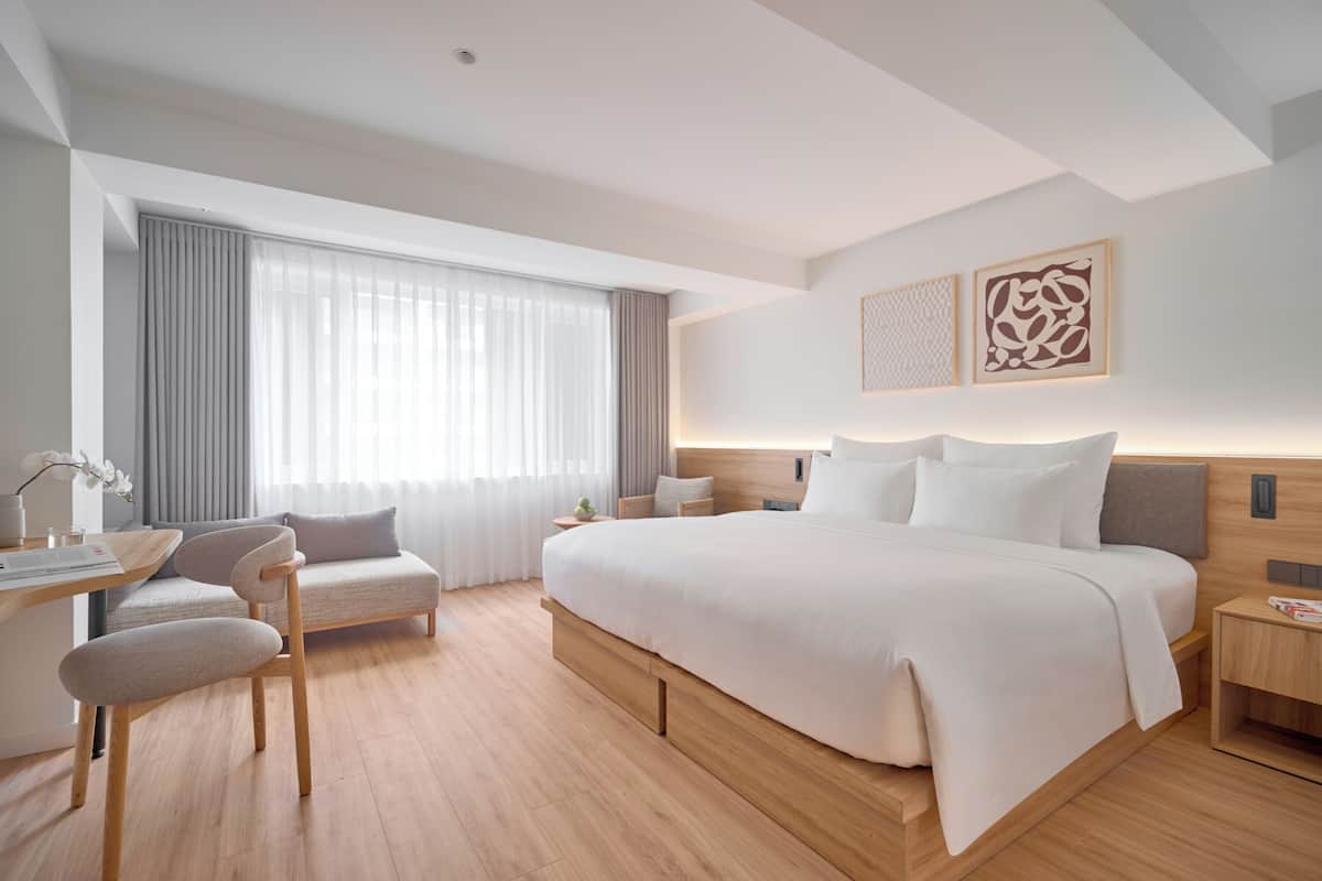 Signature Room, Window, City View | Premium bedding, free minibar, in-room safe, desk