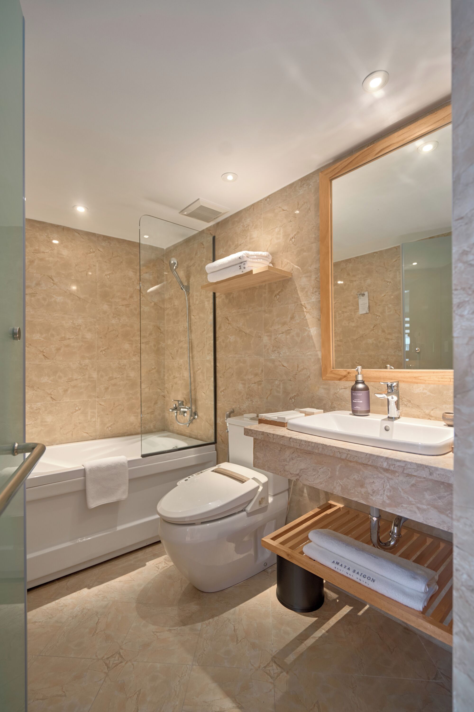 Un baño moderno con bañera, inodoro y lavamanos.
