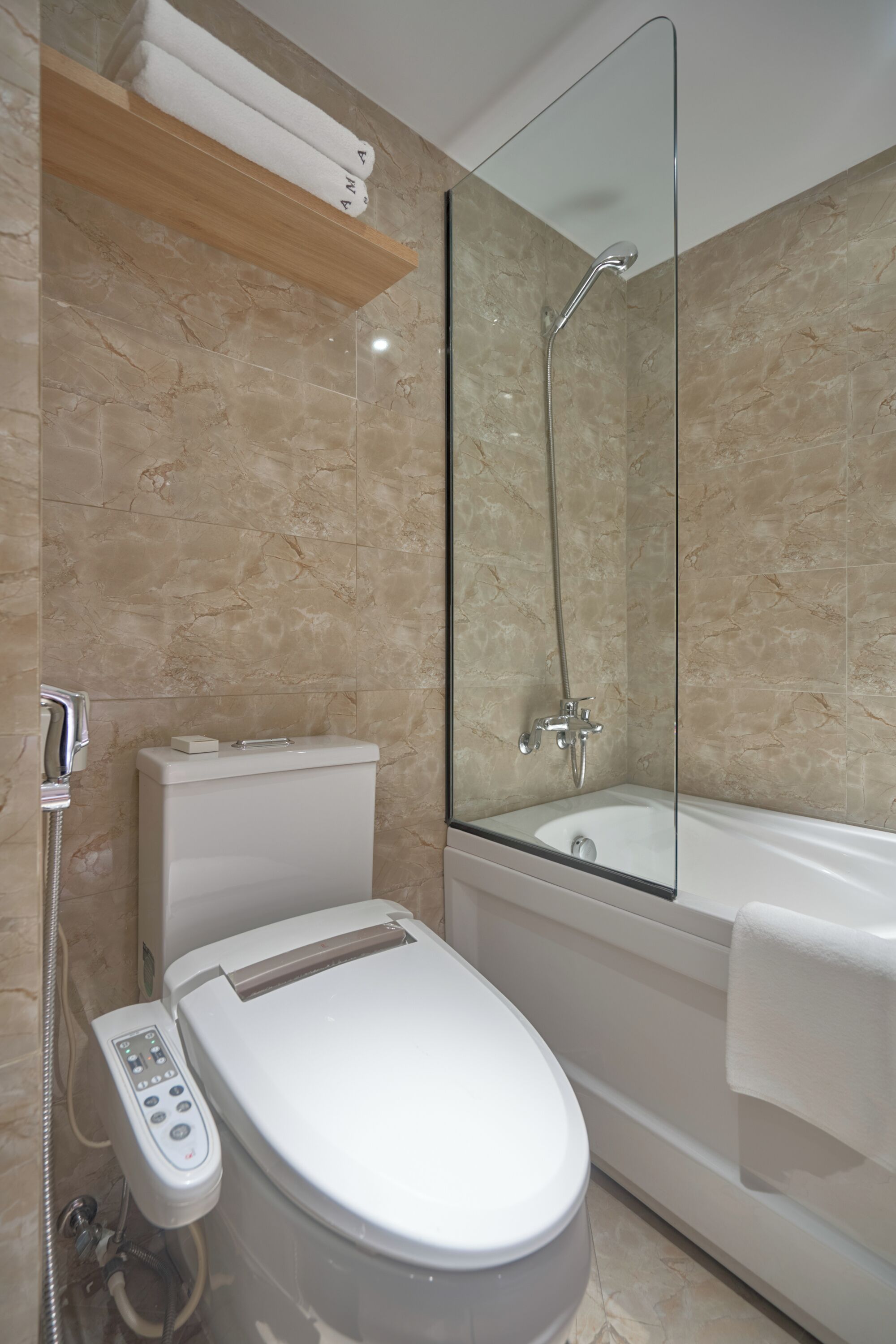 Un baño moderno con inodoro, ducha y bañera.