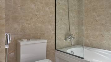 Un baño moderno con inodoro, ducha y bañera.