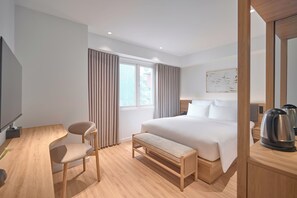 Deluxe Room, Window, Alley View | Premium bedding, free minibar, in-room safe, desk