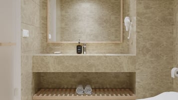 Een bad, een haardroger, pantoffels, handdoeken