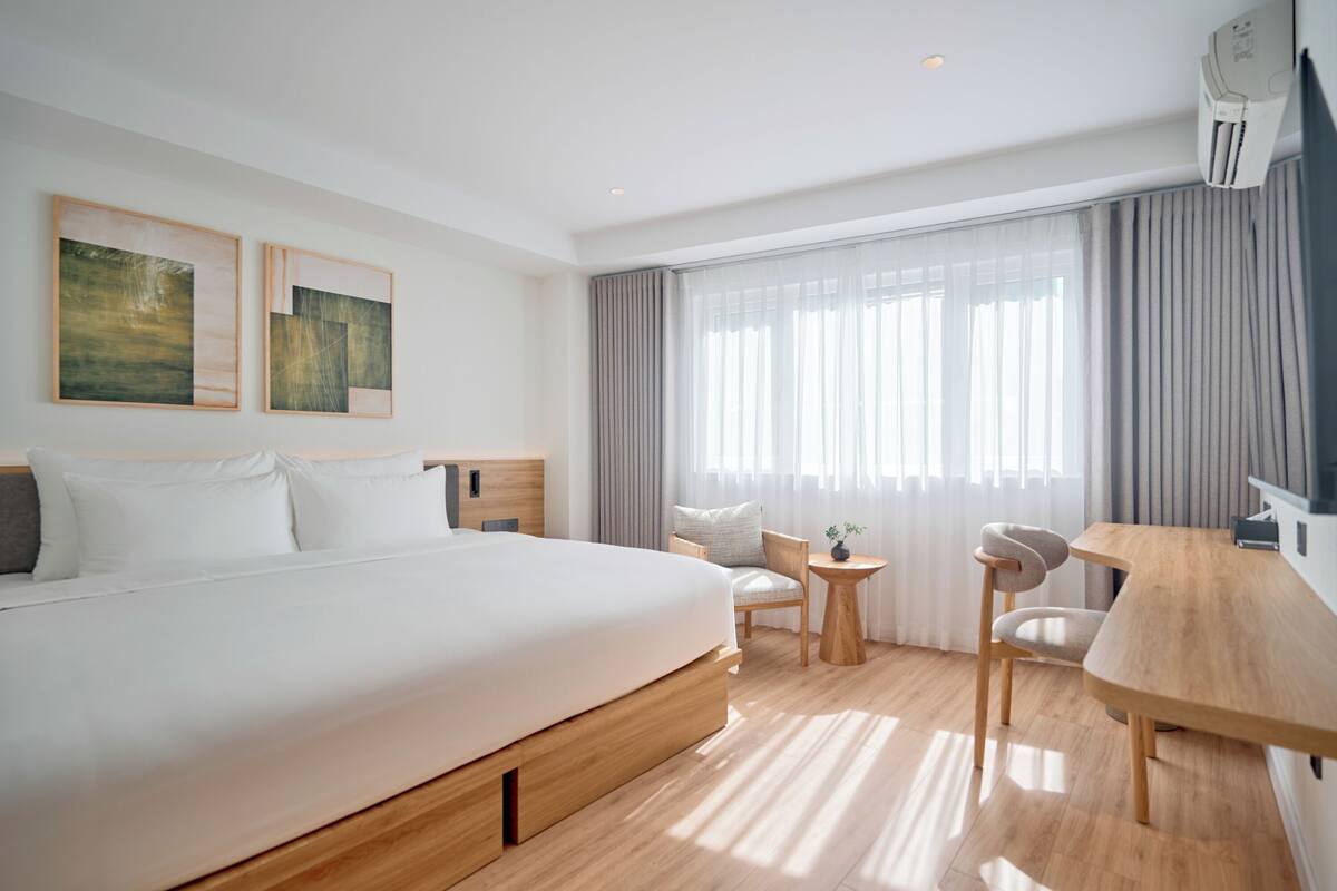 Premium Room, Window, Alley View | Premium bedding, free minibar, in-room safe, desk