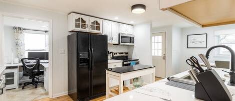 Een koelkast, een microgolfoven, een oven, een kookplaat