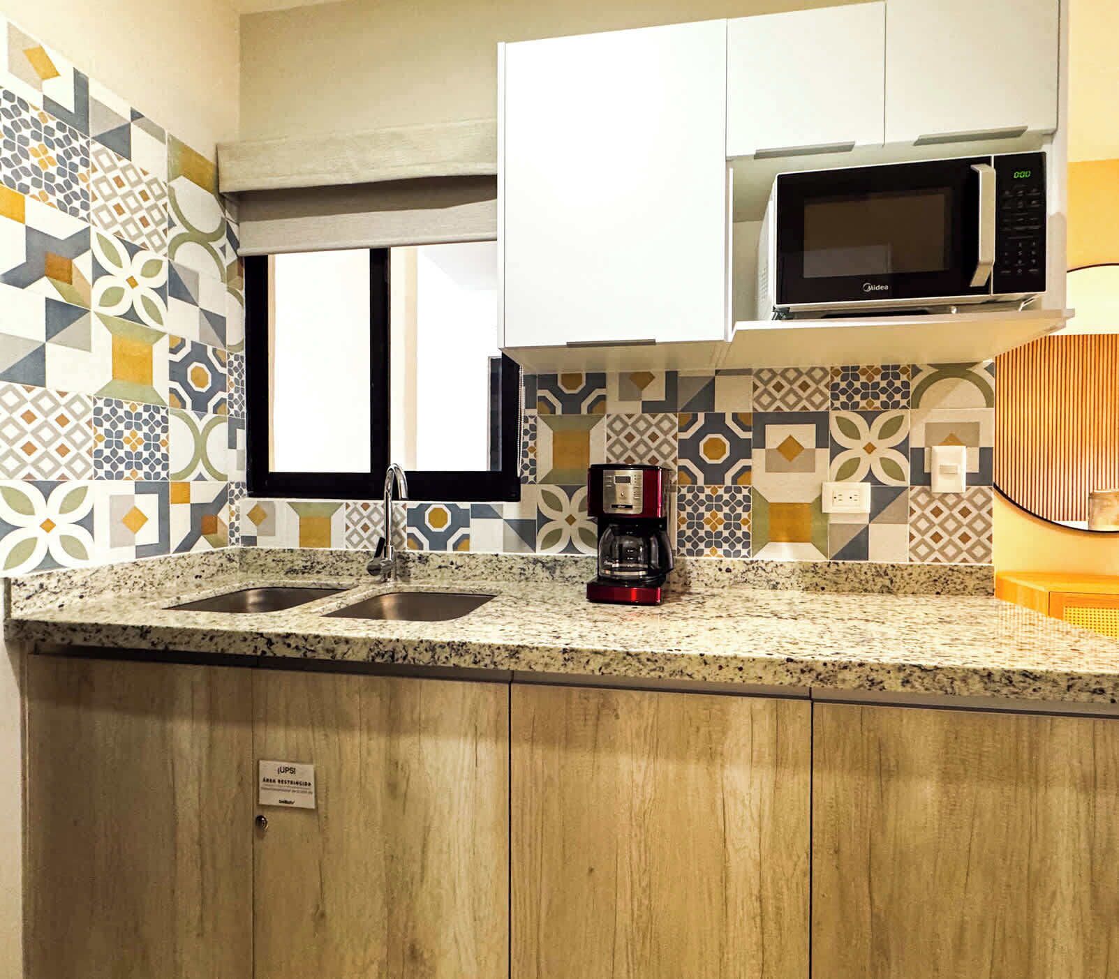 Coffee/tea maker, fridge, microwave, stovetop