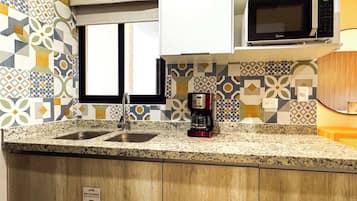 Coffee/tea maker, fridge, microwave, stovetop