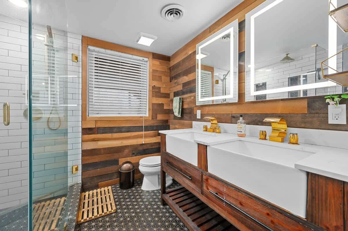 Een douche, een haardroger, handdoeken, shampoo