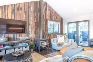 Smart TV, fireplace, stereo - Alpine Retreat - Panoramic Views & Hot Tub (Queenstown)