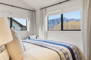 3 habitaciones, tabla de planchar con plancha y cuna de viaje 