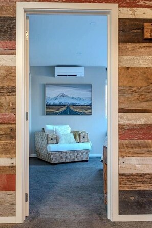 Smart TV, fireplace, stereo