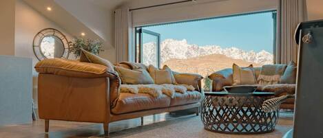 Smart TV, fireplace, stereo