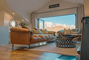 Smart TV, fireplace, stereo - Alpine Retreat - Panoramic Views & Hot Tub (Queenstown)