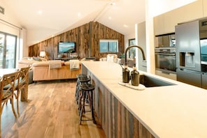 Fridge, microwave, oven, stovetop - Alpine Retreat - Panoramic Views & Hot Tub (Queenstown)