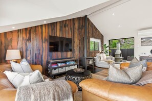 Smart TV, fireplace, stereo - Alpine Retreat - Panoramic Views & Hot Tub (Queenstown)