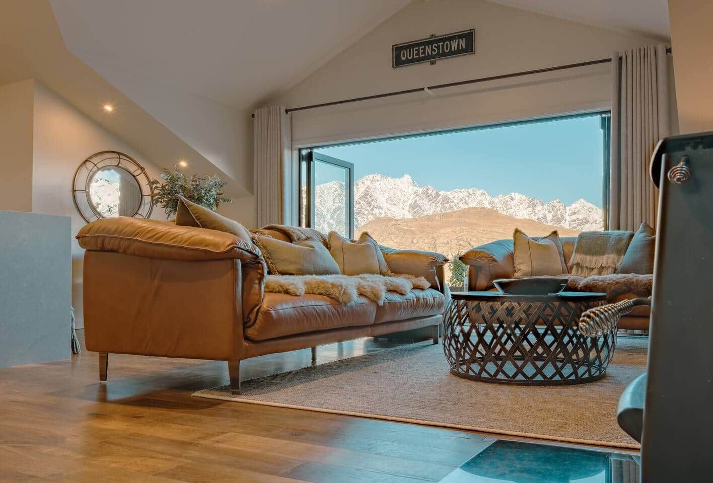 TV connectée, cheminée, chaîne hi-fi