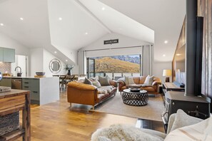 Smart TV y chimenea 